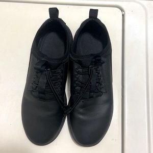 Gently used women’s 10 Clove Sneakers. All black, fluid resistant.